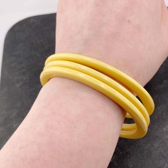 VINTAGE Bakelite matching set of three cream corn butter yellow bangle bracelets - Picture 9 of 10